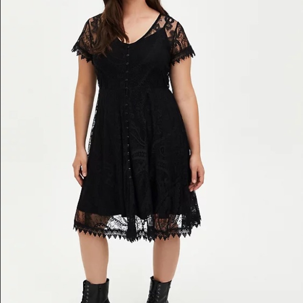TORRID BLACK LACE & CROCHET BUTTON FRONT DRESS